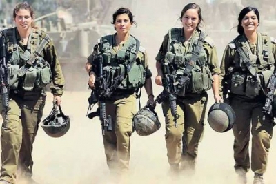 Vén màn bí ẩn về nữ vệ binh Israel mang súng diện bikini mát mẻ