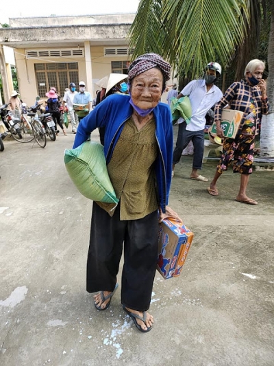 Phát gạo miễn phí cho người nghèo ở Việt Nam