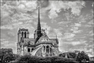 Nhà thờ Đức Bà hơn 850 năm tuổi ở Paris